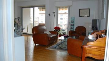 TV, DVD player, books, stereo