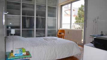 2 bedrooms, desk, iron/ironing board, WiFi