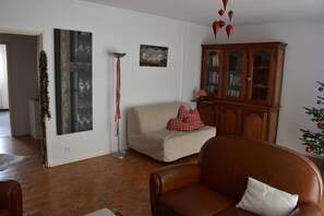 Fernseher, DVD-Player, Bücher, Stereoanlage