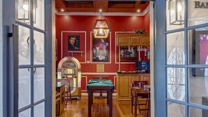 La entrada de un salón recreativo con un letrero que dice "ARCADE Flynn & Litwak's".