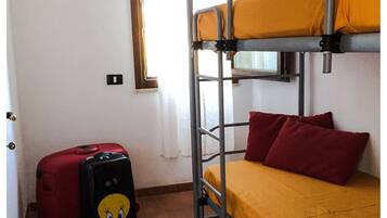 2 habitaciones, tabla de planchar con plancha y cuna de viaje