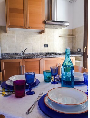 Refrigerador, placa de cocina, cafetera/tetera, utensilios de cocina