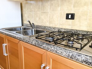 Refrigerador, placa de cocina, cafetera/tetera, utensilios de cocina