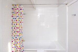 Quarto econômico, 1 quarto, banheiro privativo | Banheiro | Produtos de toalete grátis, secador de cabelo (mediante solicitação)