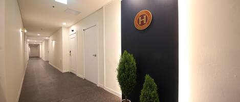 Geladeira, micro-ondas (mediante solicitação), chaleira elétrica