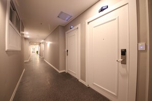 En 40-tommers Flatskjerm-TV med kabel-kanaler samt TV og filmkjøp