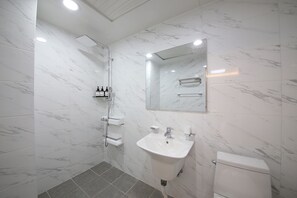 Soundproofing, iron/ironing board, free WiFi, bed sheets - Highfere Hotel (Changwon)