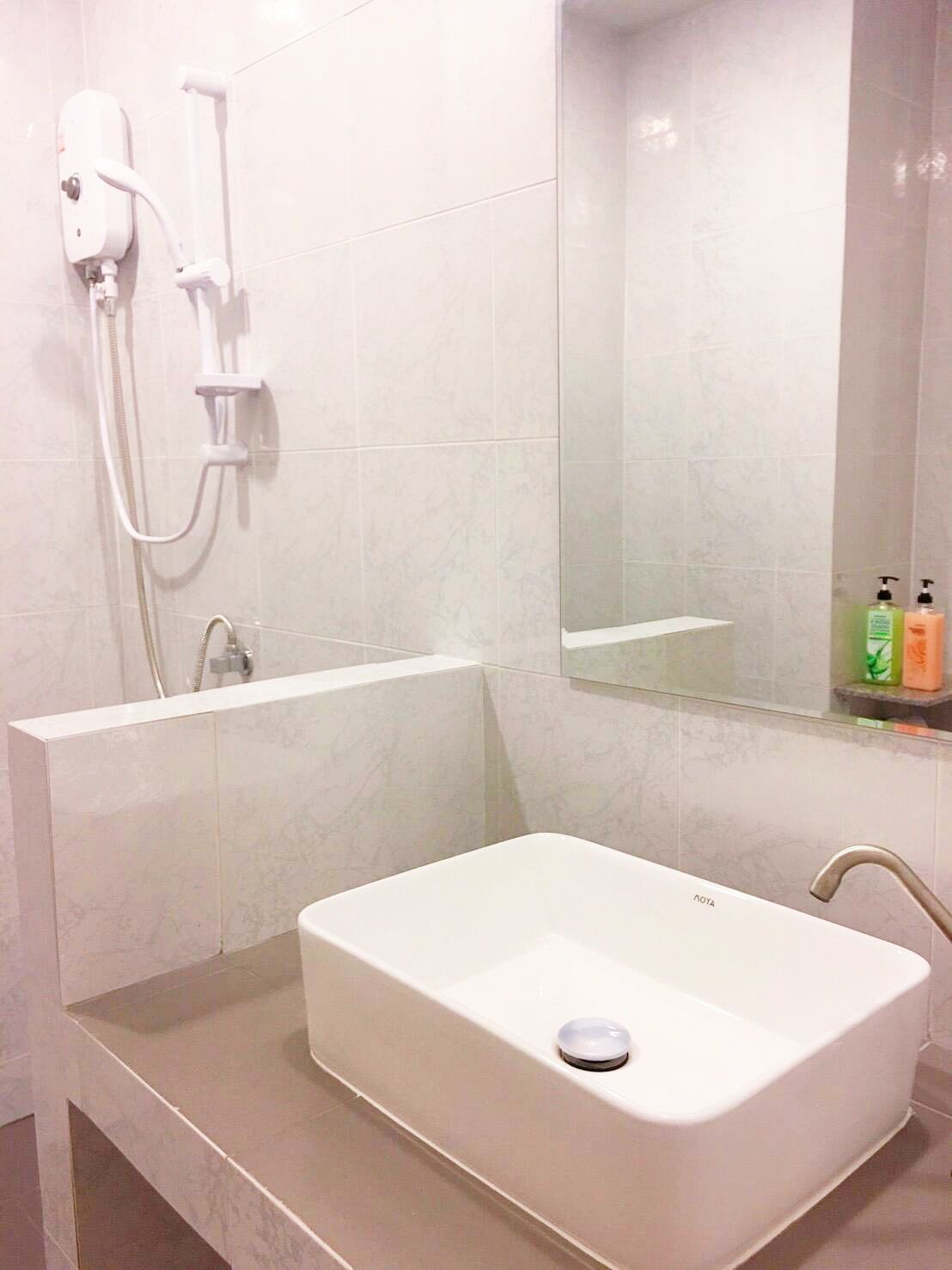 standard twin room, 2 single beds, hill view | bathroom | shower, free toiletries, towels