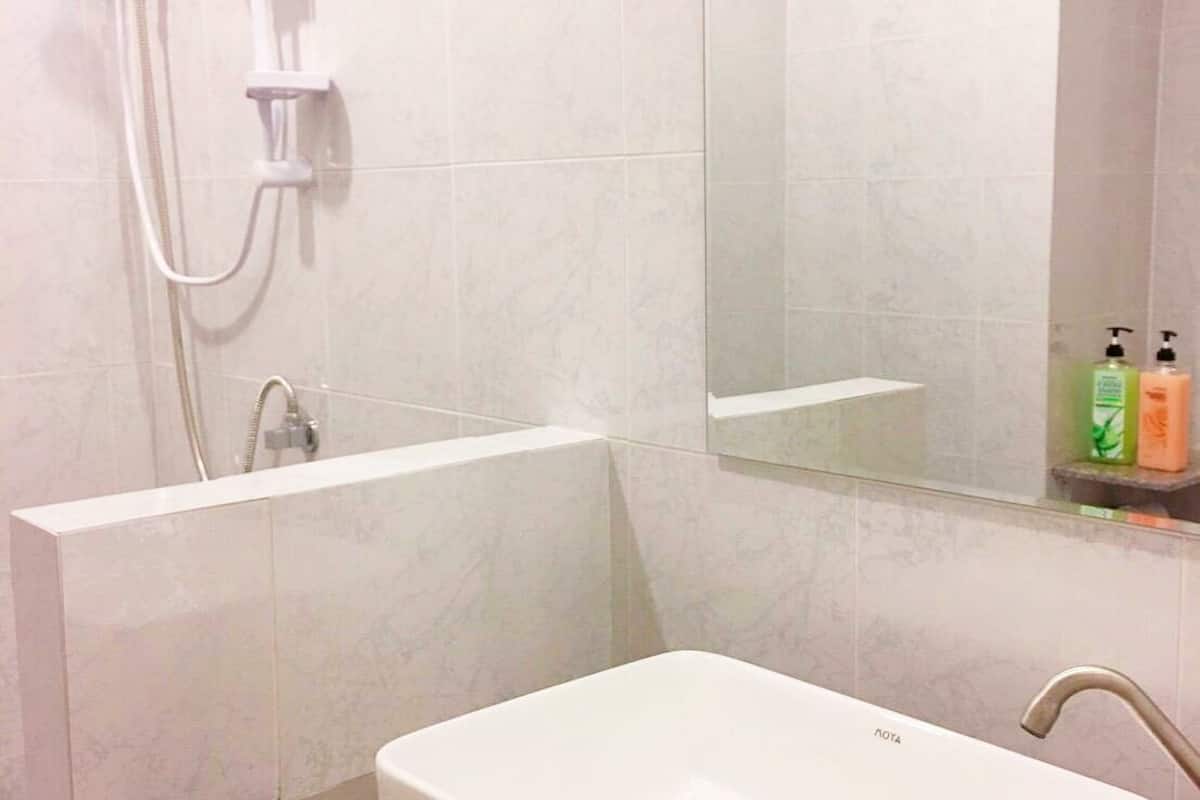 standard twin room, 2 single beds, hill view | bathroom | shower, free toiletries, towels