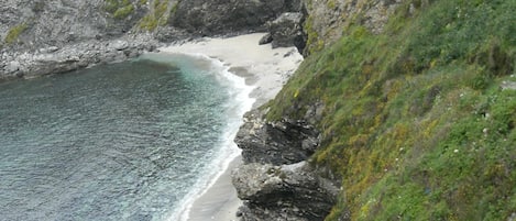 Una spiaggia nelle vicinanze