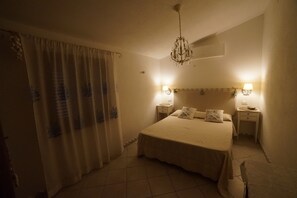 1 chambre, fer et planche à repasser, lit de bébé portatif