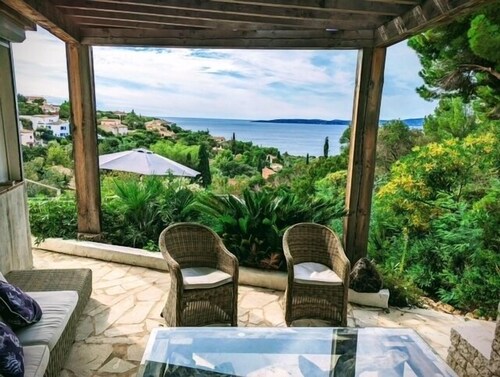Beautiful Villa Overlooking the bay of St Tropez - 5 Bedrooms all With