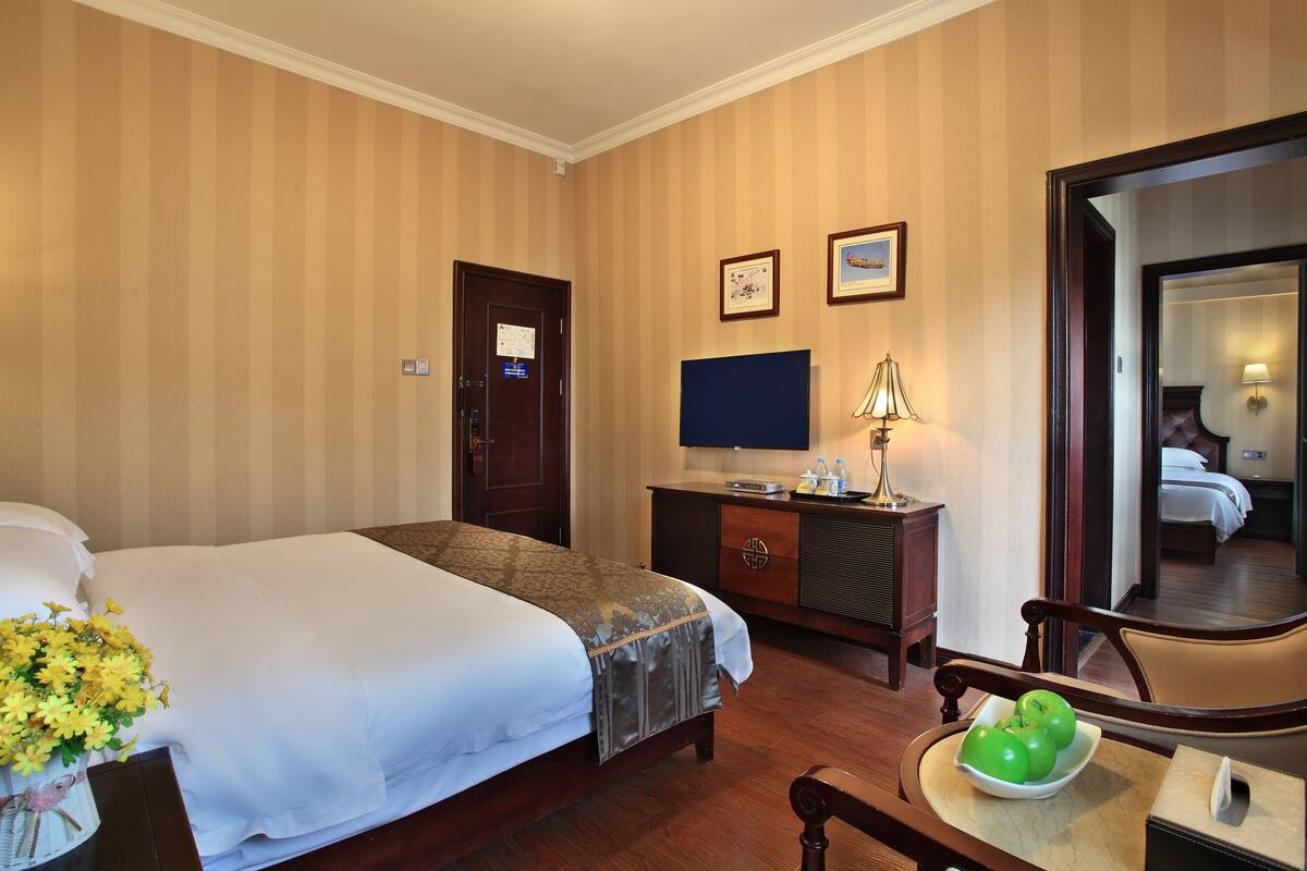 Premium bedding, in-room safe, desk, blackout drapes