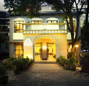 Fachada de la propiedad por la tarde o noche