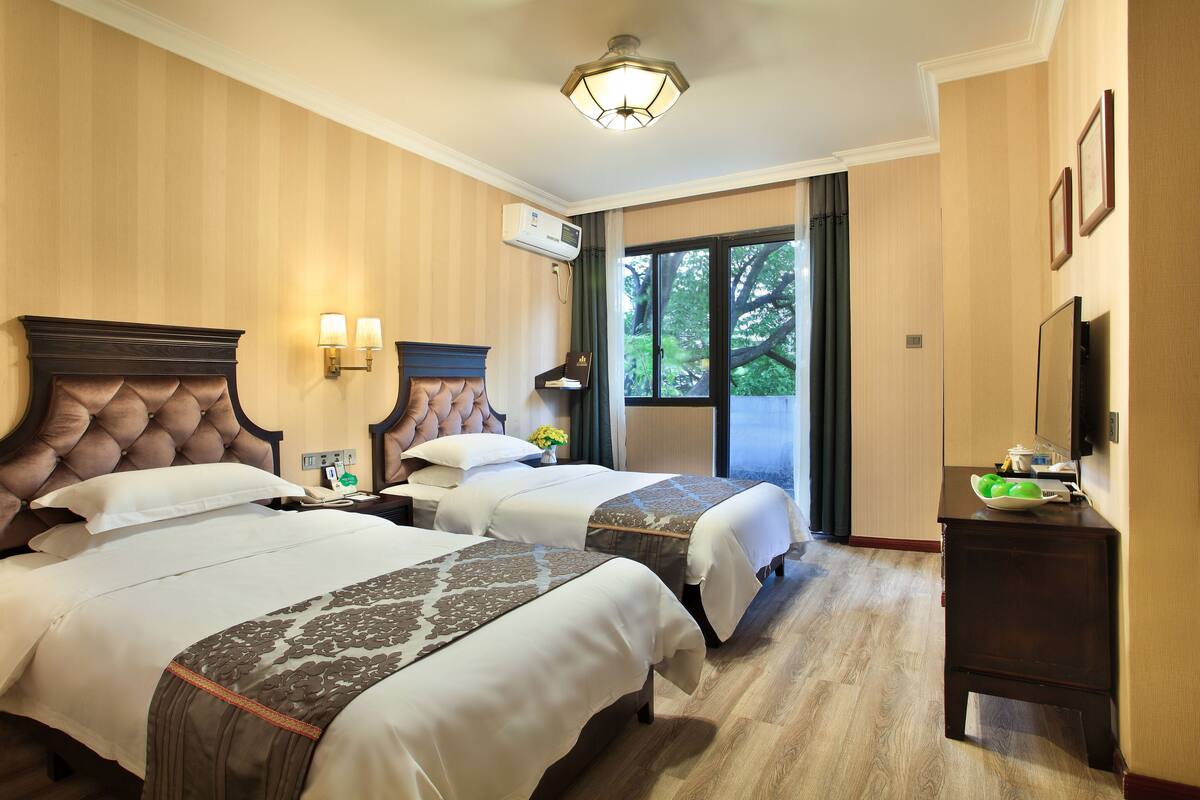 Premium bedding, in-room safe, desk, blackout drapes