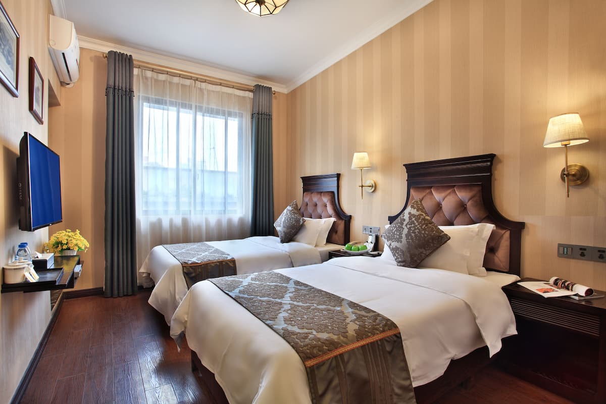 Premium bedding, in-room safe, desk, blackout drapes