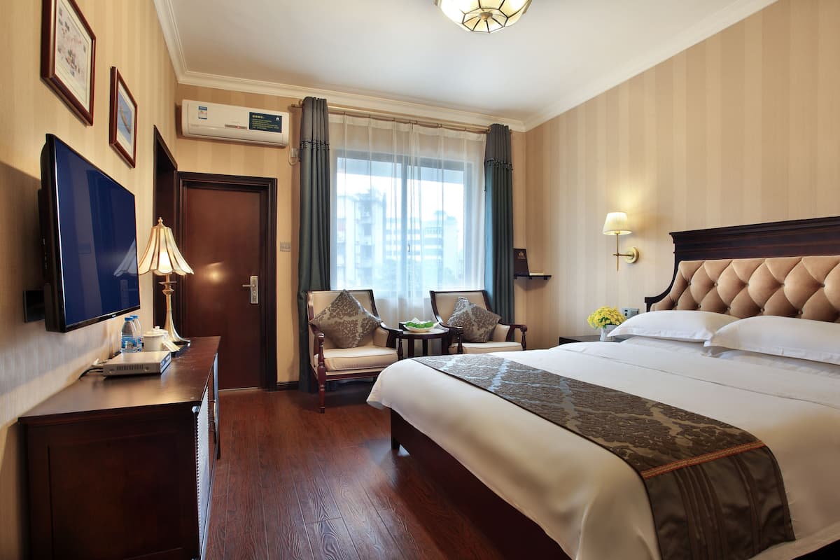 Premium bedding, in-room safe, desk, blackout drapes