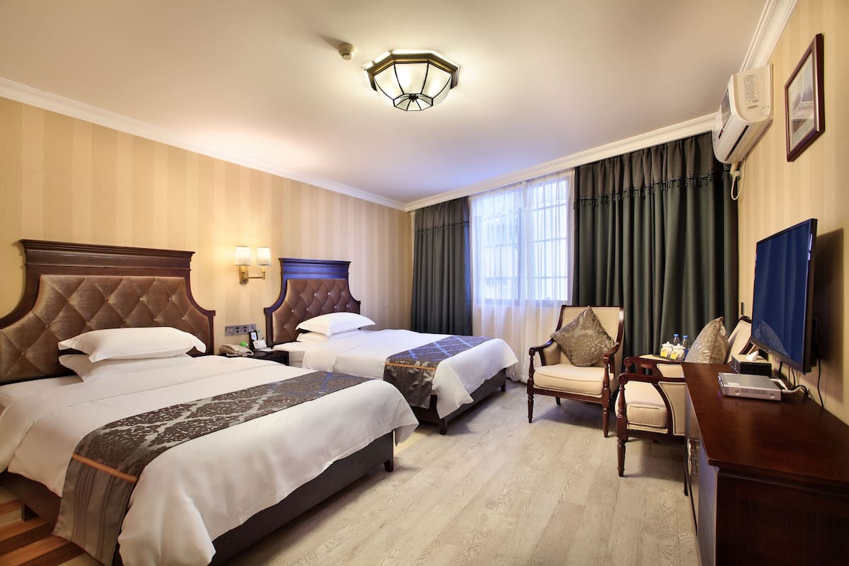 Premium bedding, in-room safe, desk, blackout drapes
