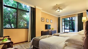 Chambre Triple Classique | Literie de qualité supérieure, coffres-forts dans les chambres, bureau
