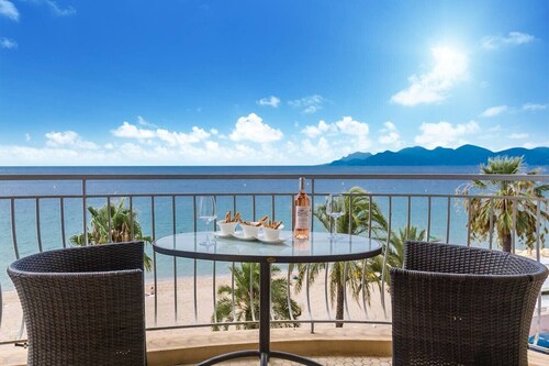 På stranden med storslået havudsigt, rummelig og tæt på centrum af Cannes