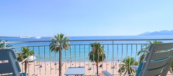 Sulla spiaggia con magnifica vista sul mare, spaziosa e vicino al centro di Cannes