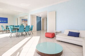 TV - Superb Bright apt with Sea View (Cannes)