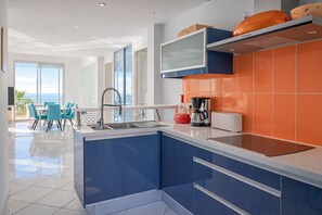 Fridge, microwave, oven, dishwasher - Superb Bright apt with Sea View (Cannes)
