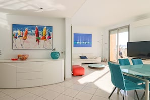 TV - Superb Bright apt with Sea View (Cannes)