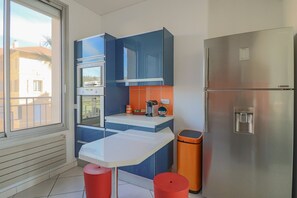 雪櫃、微波爐、焗爐、洗碗機