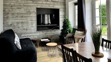 Een televisie, een dvd-speler, boeken en een stereo