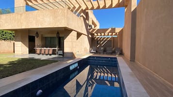 Alberca al aire libre y alberca climatizada