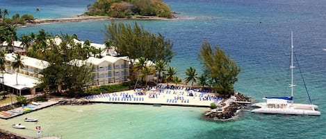 Beach nearby, sun-loungers, beach towels