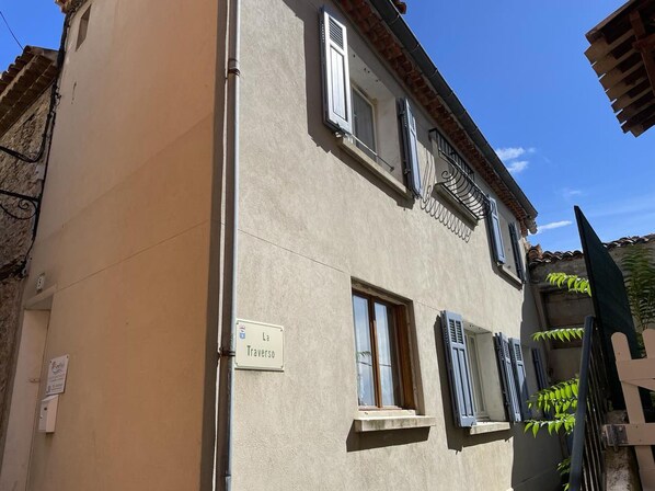 Exterior detail - 2-bedroom house - Close to the spa - At the foot of the Château. (Gréoux-Les-Bains)