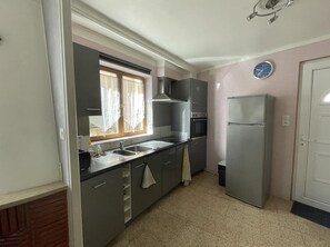 Fridge, microwave, oven, stovetop - 2-bedroom house - Close to the spa - At the foot of the Château. (Gréoux-Les-Bains)