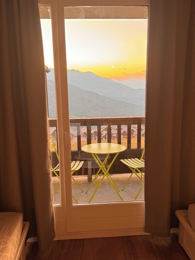 T3 for 6/7 people with direct access to the slopes, beautiful view, summer swimming pool, shops