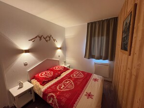 2 bedrooms, in-room safe, free WiFi, wheelchair access - T3 for 6/7 people with direct access to the slopes, beautiful view, summer swimming pool, shops (Valmeinier)