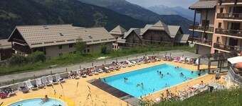 T3 for 6/7 people with direct access to the slopes, beautiful view, summer swimming pool, shops