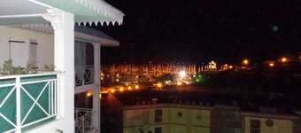 Superb view - meals facing the sea and marina - very quiet spacious apartment