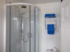 Dusche, Haartrockner, Handtücher