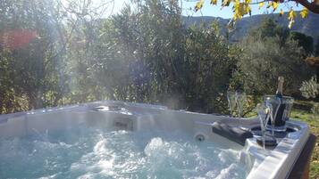 Bain à remous extérieur