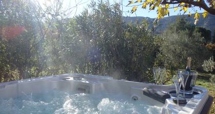 MAISON & SPA FACE AU LUBERON