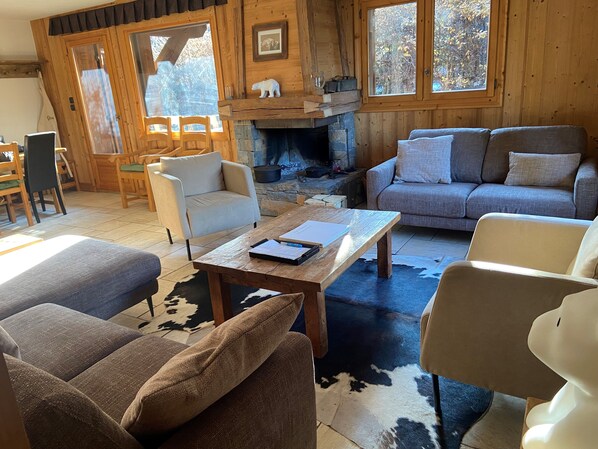 TV, fireplace, stereo