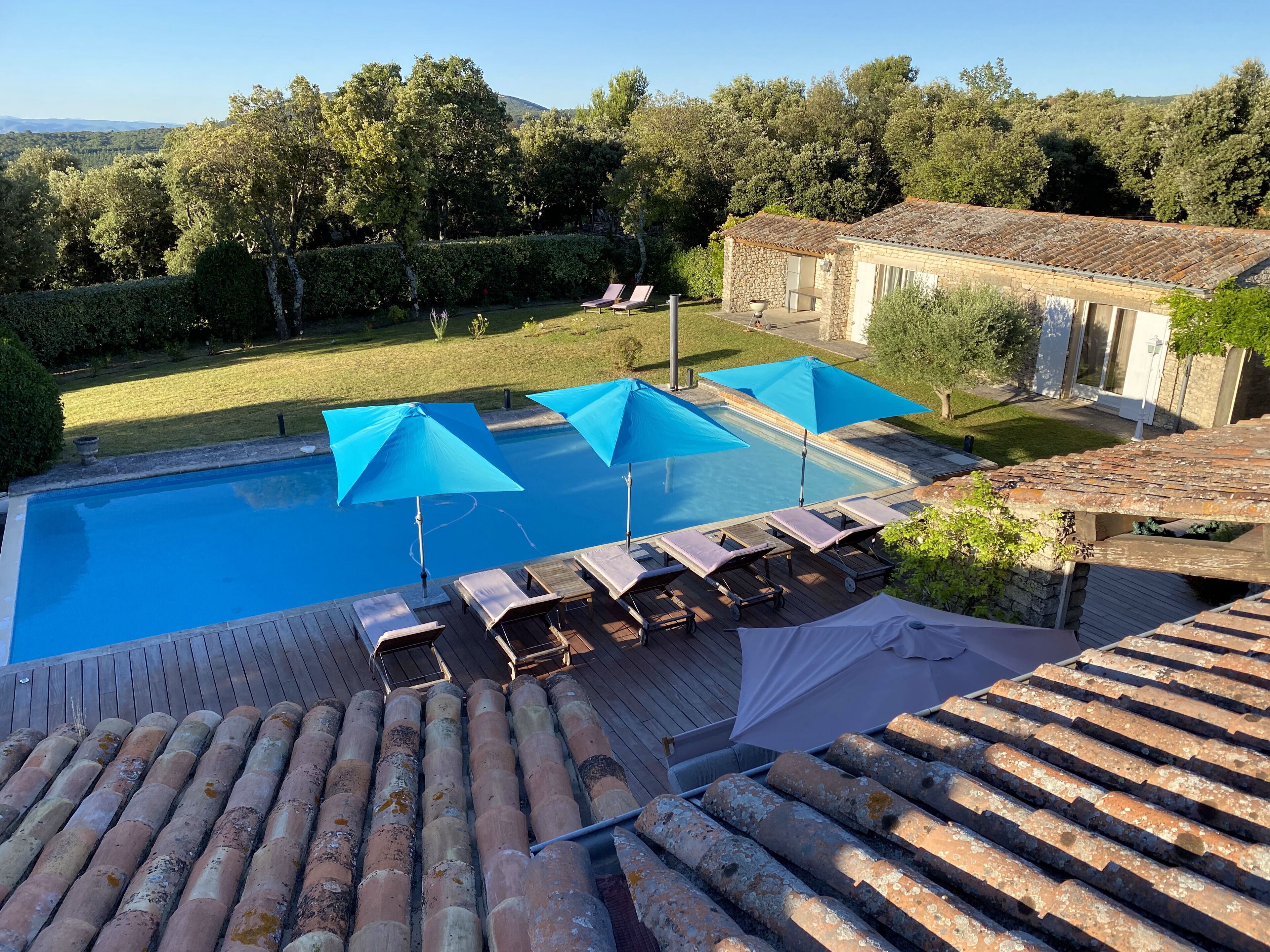 Een buitenzwembad, een verwarmd zwembad