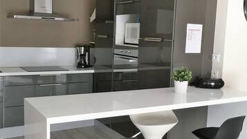 雪櫃、微波爐、焗爐、爐具