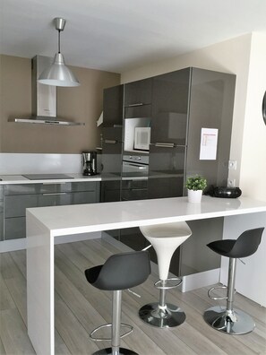 Kjøleskap, mikrobølgeovn, ovn og kokeplater