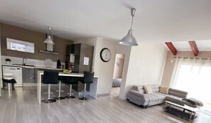 Smart TV, video games, Netflix, DVD player