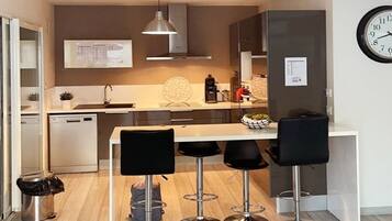 Réfrigérateur, micro-ondes, four, plaque de cuisson