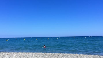 Plage à proximité, chaises longues