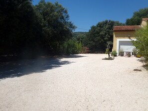 Property grounds - Villa with trees, pool and spa (Sainte-Anastasie-Sur-Issole)