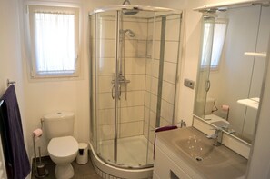 Een douche, een haardroger, handdoeken, zeep